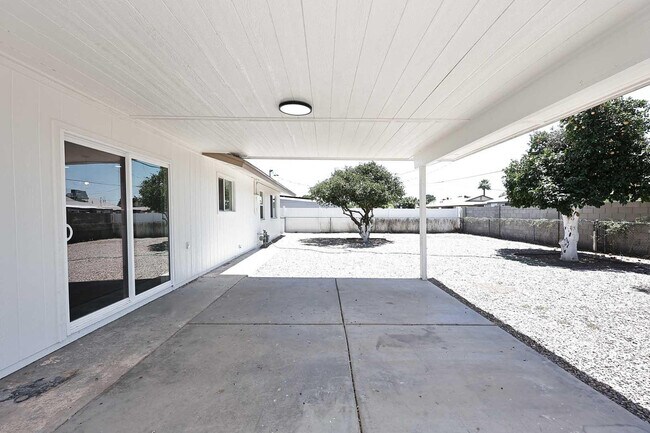 Building Photo - 10537 W La Jolla Dr