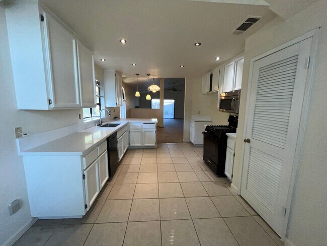 Building Photo - 4 Bed | 2 Bath | 1814SF | 2 Car Garage | Single Story |  Tenant pays $175 monthly for WS&G