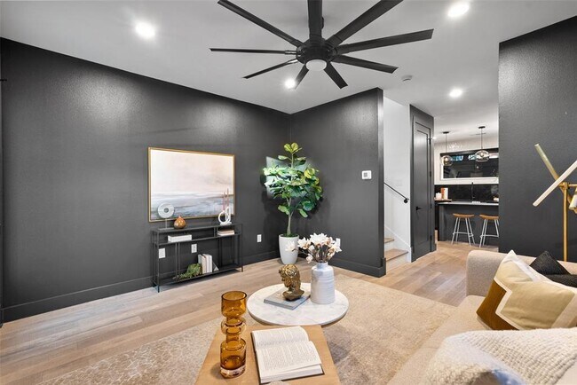 Building Photo - 2209 Rae Dell Ave