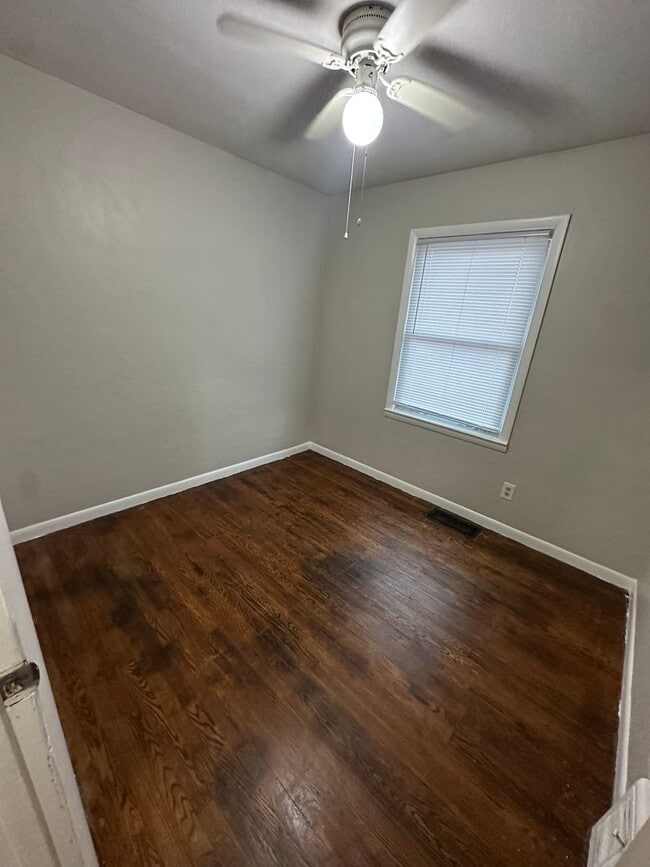 Building Photo - 2 Bedroom 1 Bathroom Duplex