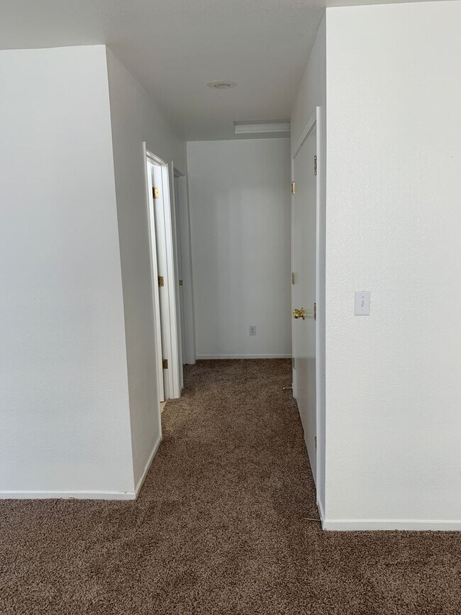 Building Photo - 2 WEEKS FREE RENT November Special - Beaut...