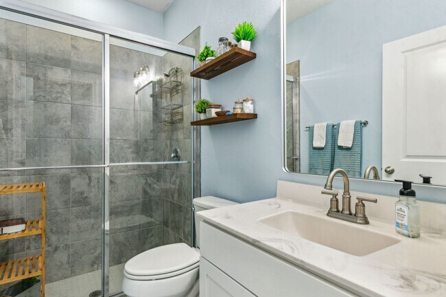 Building Photo - Spacious 4 Bed / 4 Bath Home with Upgrades...