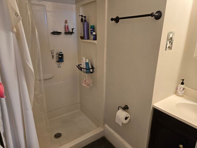 Building Photo - NO BROKER FEE!!!   MISSION HILL 5 BED/2 BATH WITH IN-UNIT LAUNDRY!!