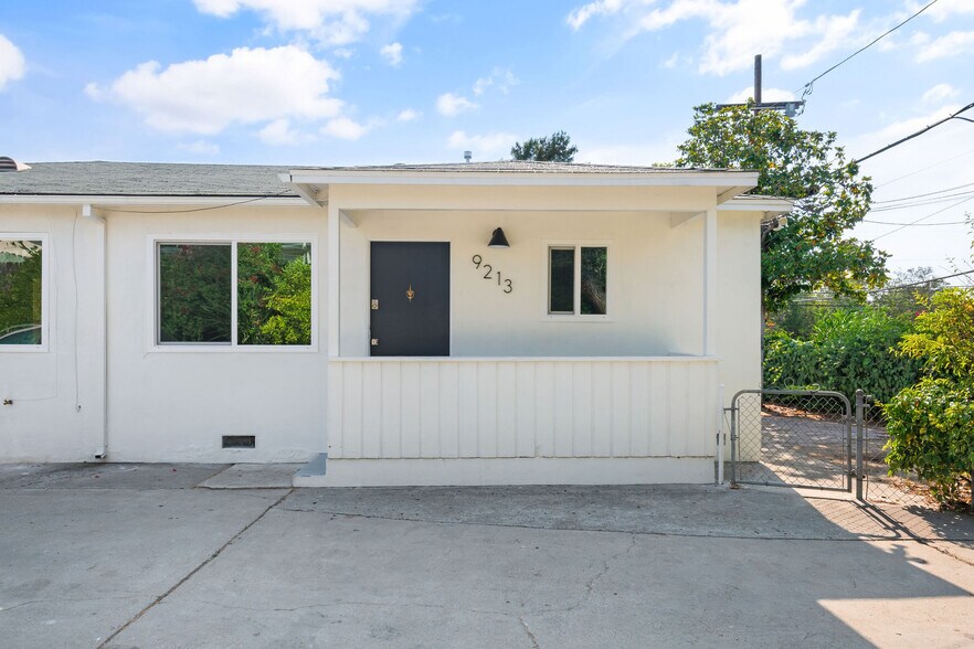 Private Entrance - 9213 Earl St