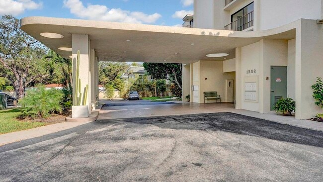 Building Photo - 1202 S Lake Dr