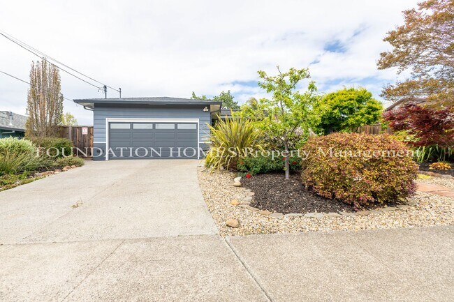 Building Photo - 10 - 22 Month FURNISHED Lease: Bring Indoor/Outdoor Living HOME with this 3bd+/2.5ba plus Pool & ...
