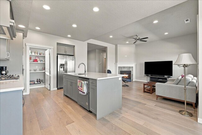 Building Photo - 2328 E Danzee Dr