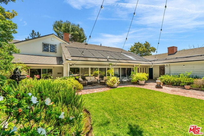 Building Photo - 701 Sierra Dr