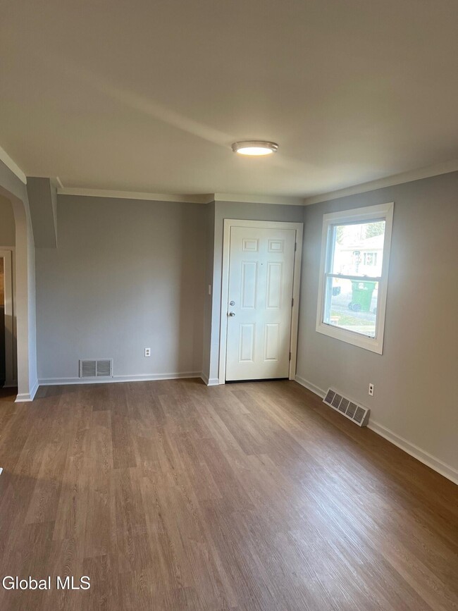 Building Photo - 9 Edward St