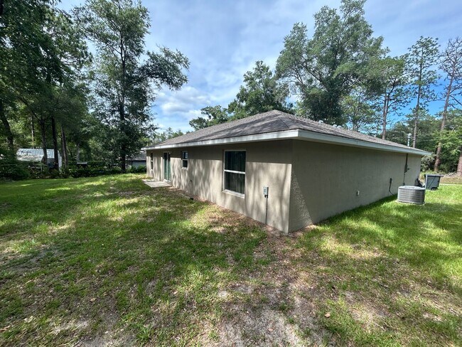 Building Photo - Rainbow Acres 3/2 Large Lot and Garage