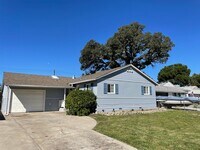 Building Photo - Centrally Located, Nicely Updated Througho...