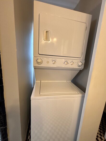 Building Photo - 3659 Highland Park Pl