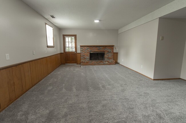 Building Photo - Remodeled 4 Bed and 3 Bath Home