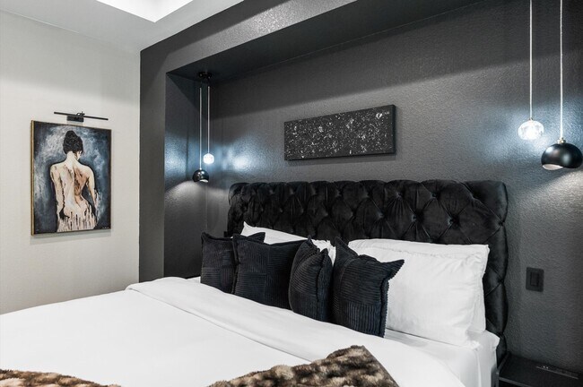 Building Photo - 6904 Covington Dr