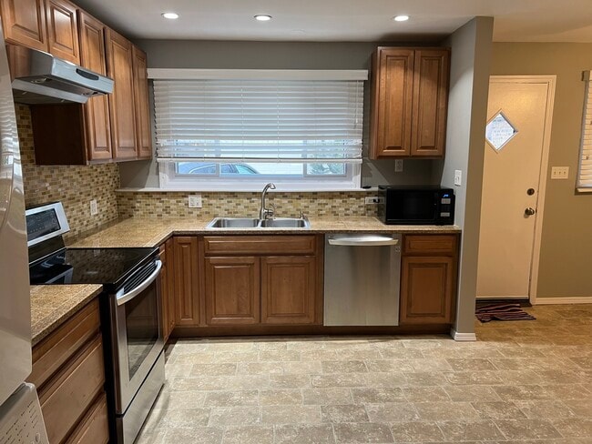 Building Photo - 440 Ida Ln