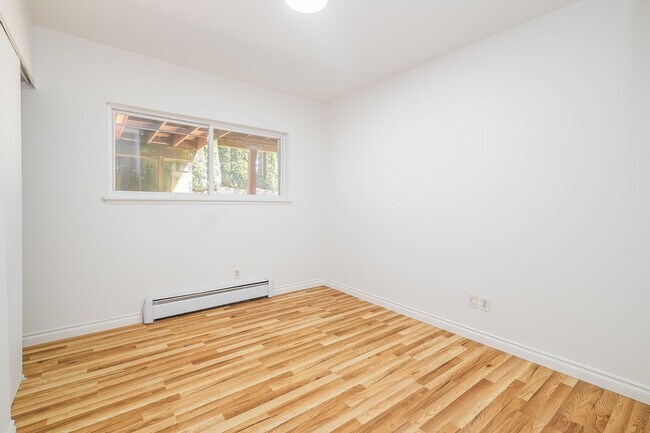 Building Photo - Versatile 5 Bedroom Retreat with Office and Outdoor Living in Burien