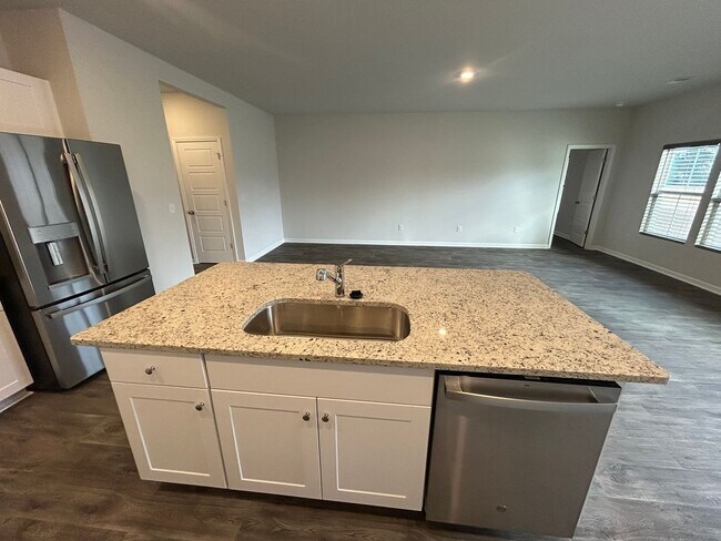 Building Photo - Field View 4BD/ 2BA