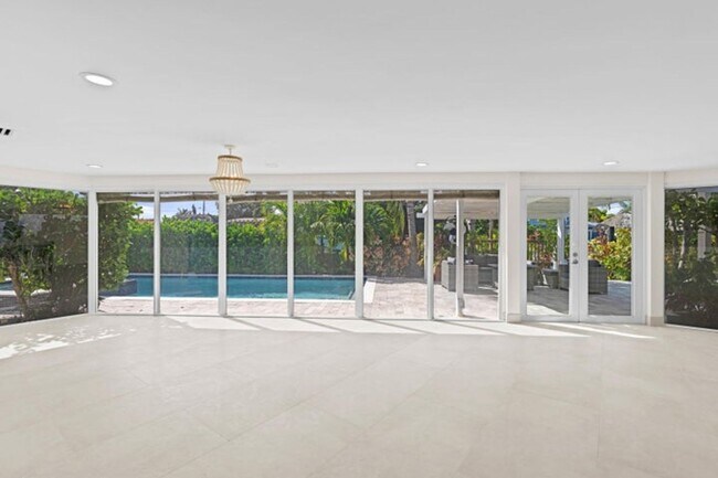 Building Photo - 391 SE 7th Ave