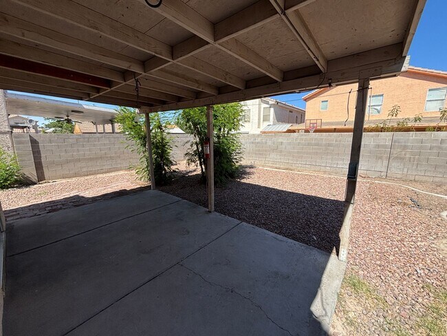 Building Photo - Beautiful 3Bed/2Bath/2Car residence located in Sunrise Manor / Winterwood area