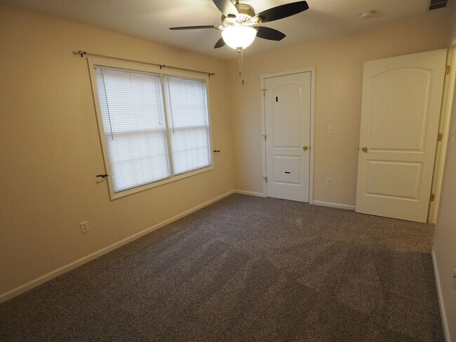 Building Photo - 3029 Charing Cross Rd