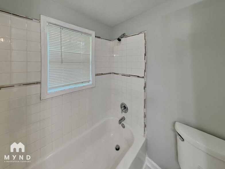 Building Photo - 616 Lewis Ave