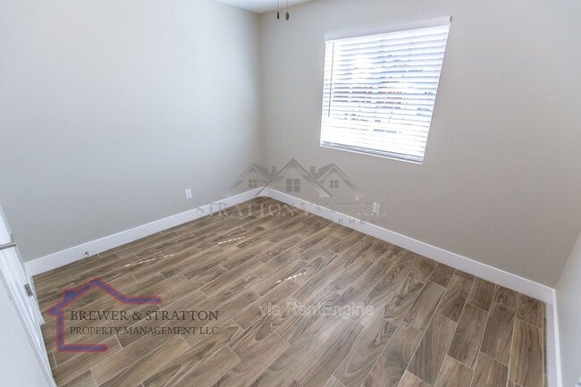 Building Photo - 2324 W Mobile Ln