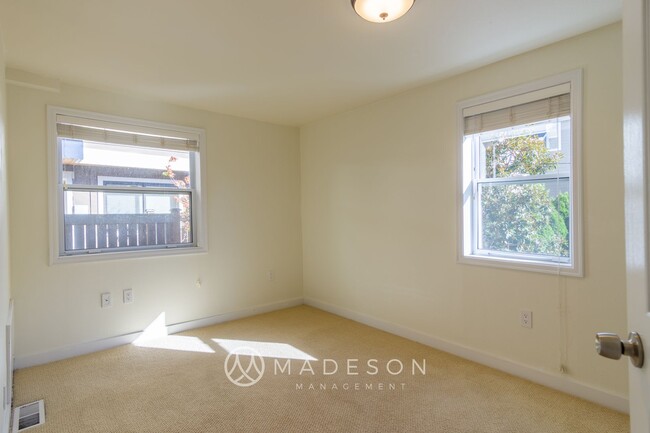 Building Photo - One Month Free Rent! Spacious Magnolia 3 B...