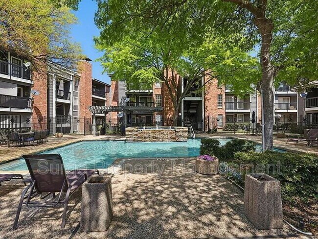 Building Photo - 18333 Roehampton Dr