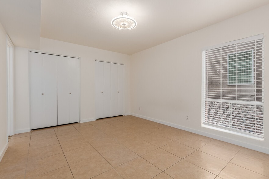 Building Photo - 925 W Peoria Ave