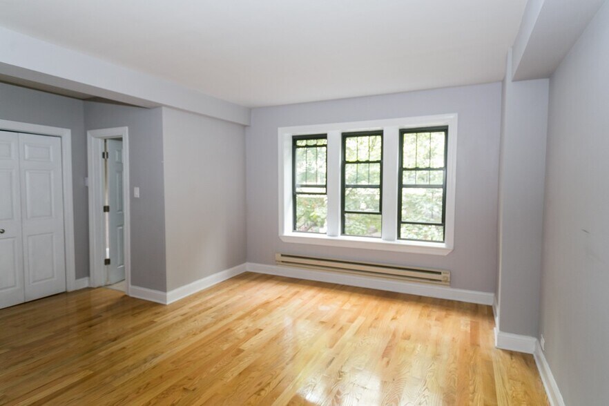 Building Photo - 1352 N Dearborn St