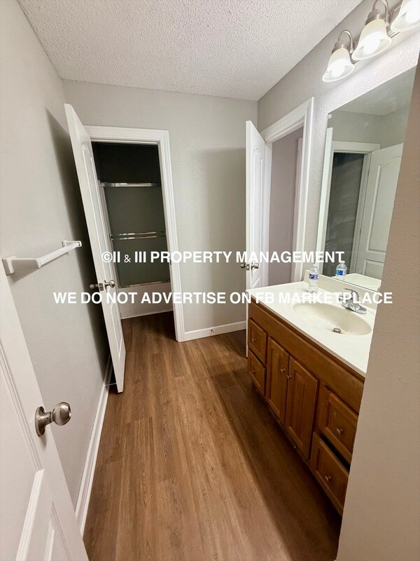 Building Photo - 921 SW Peach Tree Ln