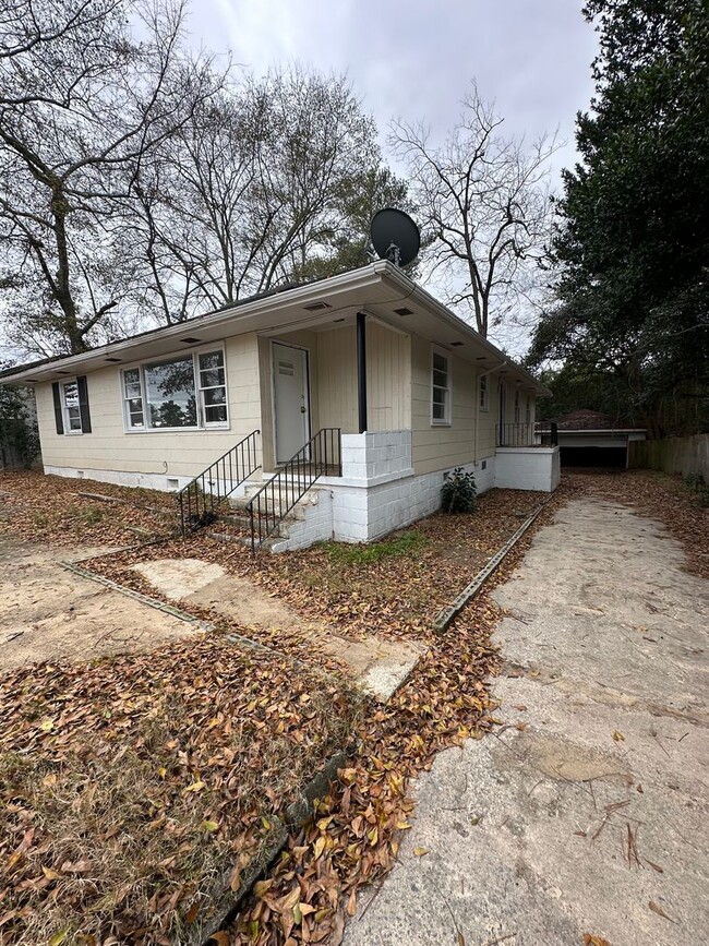 Primary Photo - 4 bedroom 1 bath home with tons of space!