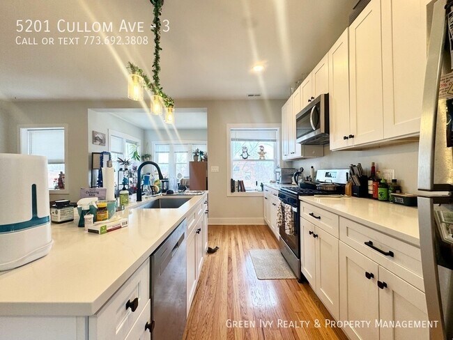 Building Photo - 5201 W Cullom Ave