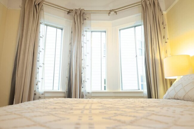 Building Photo - 1107 Broadway-SI ID1309749P