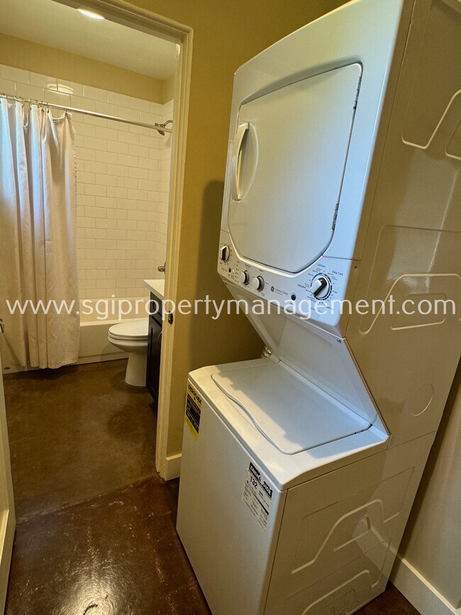 Building Photo - 2723 N Greenfield Rd