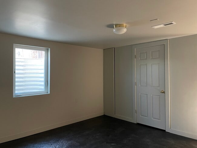 Building Photo - 595 S Hofstetter St