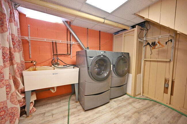 Building Photo - 202 Lac La Belle Dr