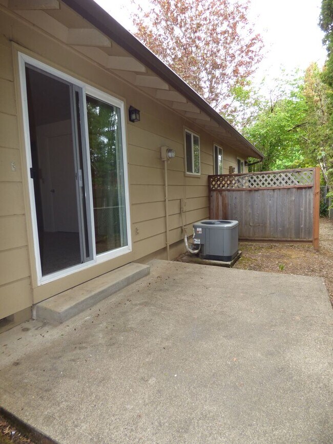 Building Photo - Rent Special: 1/2 Off July's Rent!! Ground Level 1 Bedroom 1 Bath W/ AC