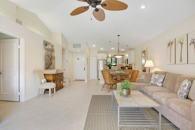 Building Photo - 820 Club Dr