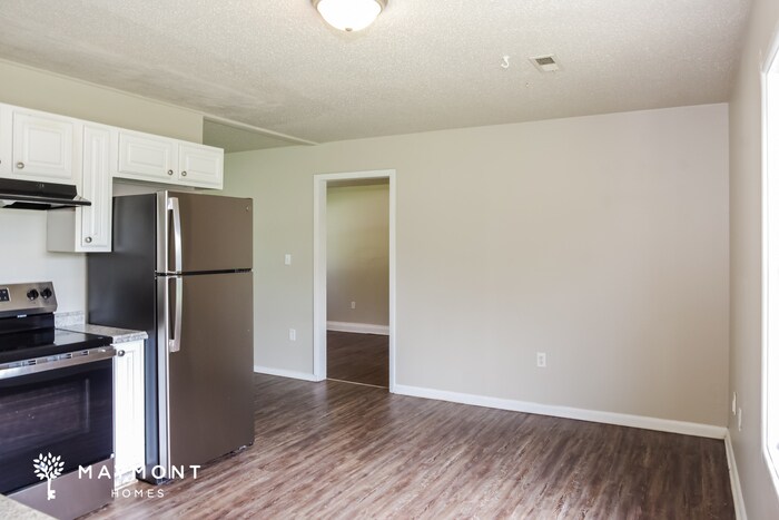 Building Photo - 2115 Fernbrook Dr NE