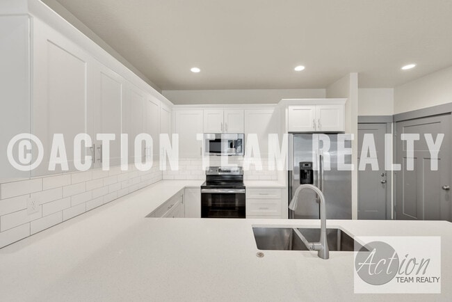 Building Photo - Townhome in Riverton!