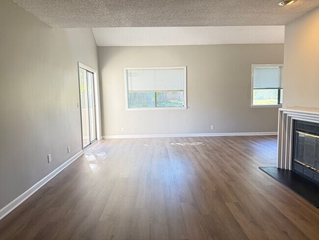 Building Photo - Bellevue!  2 Bedroom / 2 Bath House w/ Loft!  Renovated - Pet Friendly