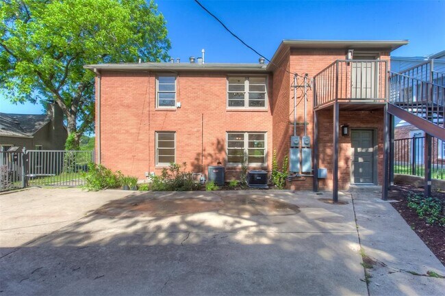 Building Photo - 2105 Rockridge Terrace