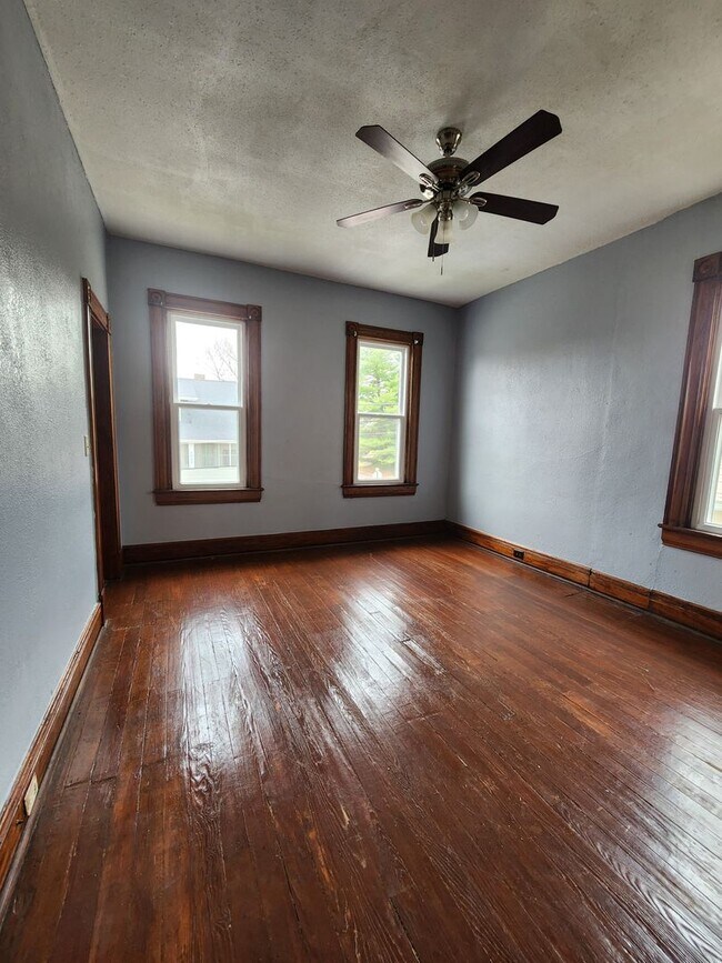 Building Photo - Three Bedroom in Alton