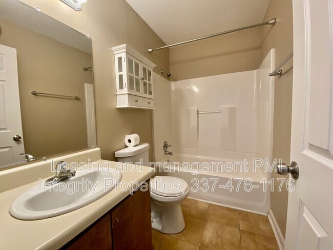 Building Photo - 1761 Boulevard De Province