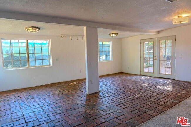 Building Photo - 18643 Strathern St
