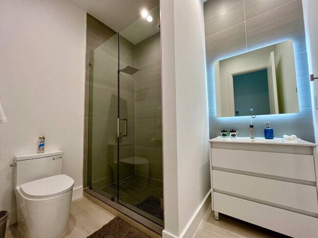 Building Photo - 549 NE 14th Ave