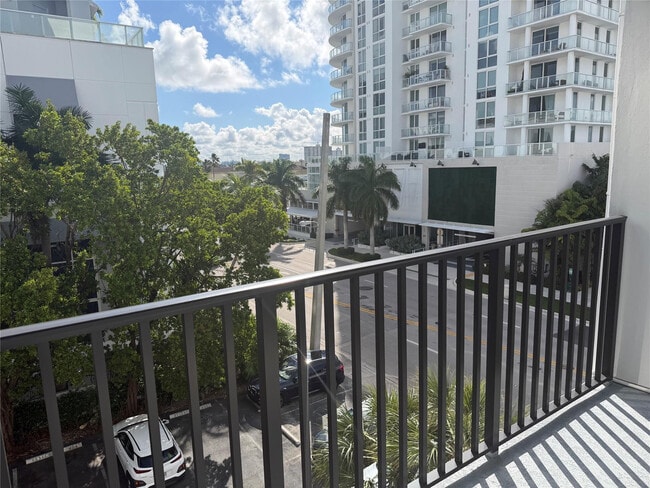 Building Photo - 3000 Riomar St