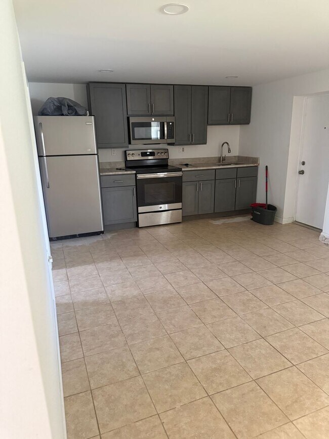 Building Photo - Spacious 4 Bedroom 2 1/2 bathroom Townhome With an ensuite located downstairs.