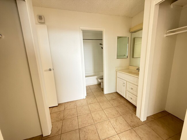 Building Photo - Kukui Plaza Diamond Head Tower 1 bedroom 1...